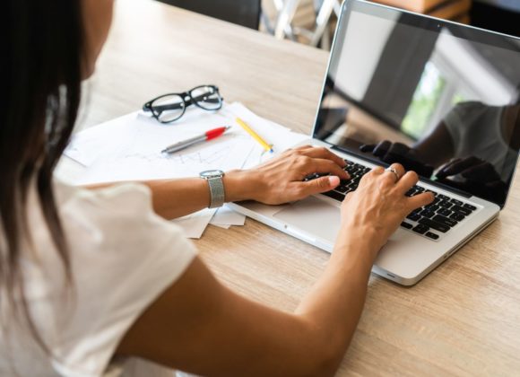 Frau arbeitet am Laptop