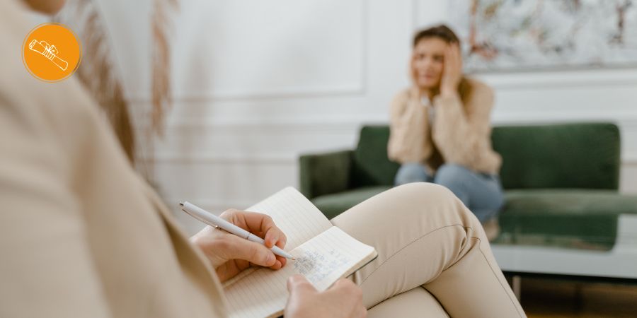 Therapeutin und Klientin sprechen über Trauma