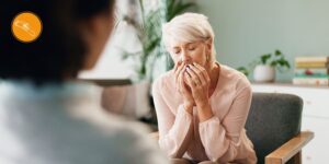 Frau spricht mit Therapeutin über Trauma