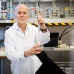 Dr. Robert Schleip am Schreibtisch